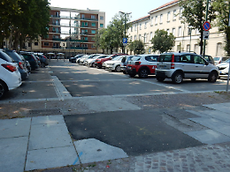 La storica piazza Abba a pezzi: «Ora quel pavé è un colabrodo»