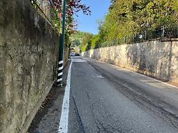 Marciapiede assente in collina, impossibile raggiungere il 52