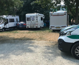 Controlli dei vigili nell'area camper, allontanati cinque rom dal parco della Pace 