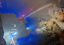 Cascina in fiamme nel Torinese: i pompieri usano un robot per spegnere l'incendio