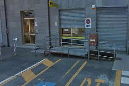 Terrore alle Poste, armato di pistola lega la dipendente e rapina l'ufficio