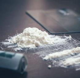 Spacciava cocaina in pieno giorno e alla luce del sole: arrestato 50enne italiano