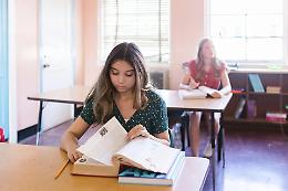 Stangata sui libri di scuola, famiglie disperate: ecco quanto spendiamo in più