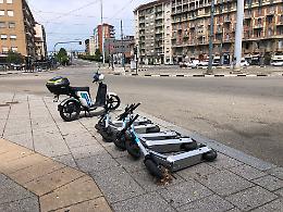 Monopattini abbandonati davanti alla metro: «Così i disabili rischiano di inciampare»