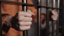 Dieci telefoni, tre sim e dispositivi elettronici: maxi sequestro all'interno del carcere di Saluzzo