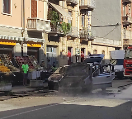 Paura a Barriera di Milano, Panda Gpl prende fuoco in strada: arrivano i pompieri