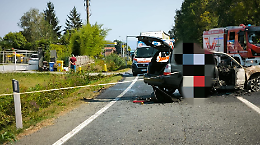 L'auto prende fuoco dopo lo schianto contro un Tir: grave un'anziana