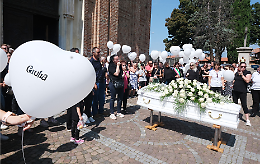 Palloncini bianchi e Max Pezzali per l'ultimo addio a Giulia, morta a 18 anni sul suo monopattino