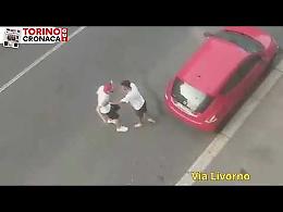 Urla per la strada e prende a calci le auto in sosta. E infine la rissa... - IL VIDEO