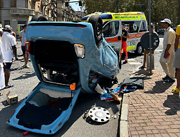 Semaforo non rispettato e incidente da paura: Fiat 500 si ribalta in corso Novara