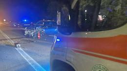 Si schianta contro il guardrail dopo aver perso il controllo dell'auto: è in ospedale