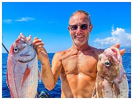 Pescatore scomparso, si fermano le ricerche. E sulla barca non c'è sangue