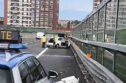 Con la Fiat 500 si schianta sulla sopraelevata di Moncalieri (VIDEO)