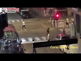 Far west in città, lancio di bottiglie tra ubriachi nel cuore della notte - IL VIDEO