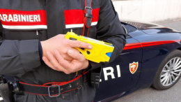 Alessandria: dipendente ubriaco molesta clienti e minaccia i carabinieri con un coltello