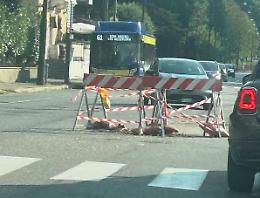 «Quella voragine in piazza Pasini è un problema per le auto. E ora iniziano le scuole»