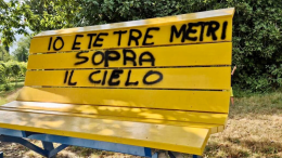 Vandalo innamorato imbratta la panchina gigante con una dedica