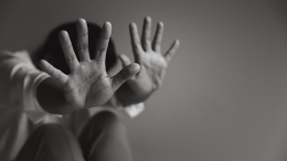 Uomo ubriaco aggredisce moglie e familiari, arrestato a Novara