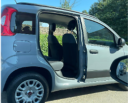 Parcheggia l'auto  a bordo strada e al mattino la ritrova senza le portiere