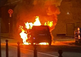 Settimo, auto in fiamme: paura in via Leinì VIDEO