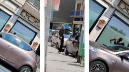 Spogliarello e doccia in mezzo alla strada: degrado a Rivoli. «Aiutiamo quest'uomo»