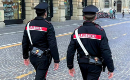 Mirafiori, carabinieri liberi dal servizio arrestano il ladro che rompe i finestrini 