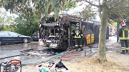 Fumo e fiamme altissime: pullman va a fuoco vicino all'ospedale di Orbassano 