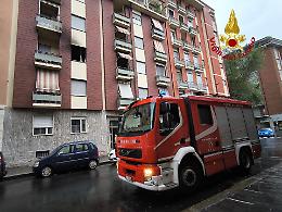 Paura all'alba: prende fuoco un monopattino e scoppia l'incendio nell'appartamento