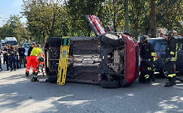 Perde il controllo della Fiat 500X, si ribalta e finisce all'ospedale