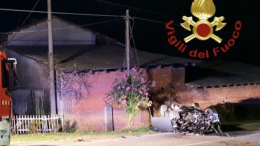 Sbalzato fuori dall'auto: 24enne in prognosi riservata dopo un incidente  a Cigliano