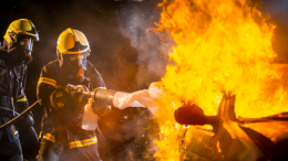 Nichelino: auto prende fuoco e poi esplode