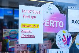 Lancia dei semi sulla schedina, gioca i numeri su cui cadono e vince 186mila euro al Superenalotto