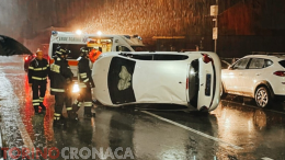 Perde il controllo dell'auto sotto la pioggia e si ribalta: un automobilista ferito nell'incidente