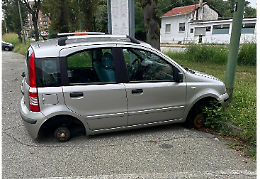 Con il cric per rubare le gomme alle auto parcheggiate, ancora Fiat Panda nel mirino
