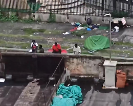 «Dai nostri balconi vediamo soltanto tende, spaccio e disperazione»
