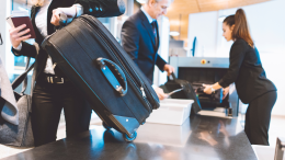 Viaggiare in aereo: nuove restrizioni per il bagaglio a mano. Ecco quali
