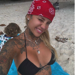 Zoe Cristofoli incanta con un décolleté mozzafiato e un fisico da urlo