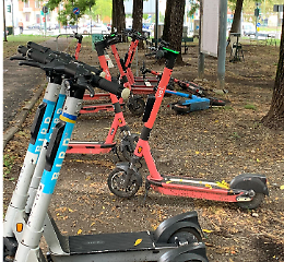 Monopattini abbandonati dopo i concerti: «Il nostro giardino non diventi un parcheggio abusivo»