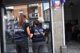 Sparano sette colpi di pistola contro il negozio del barbiere, paura a Barriera di Milano