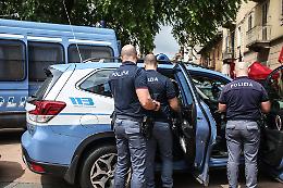 Mangiano gli ovuli di droga e si sentono male sulla volante: uno muore di overdose