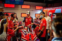 Un weekend speciale per i ragazzi di Casa Ugi: nei box Ducati con Pecco Bagnaia e la moglie Domizia