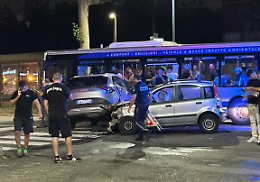 Ancora un incidente al "solito" incrocio: due auto danneggiate