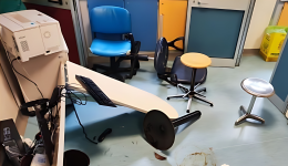 Molinette, il medico dimette un paziente e i parenti gli rivoltano la stanza