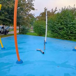 Assalto dei vandali ai giardini appena riqualificati, devastati i giochi d’acqua 