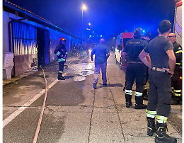 Serata di paura, scoppia un incendio in un’autorimessa 