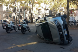 L'auto si ribalta dopo lo schianto: paura per le due persone a bordo