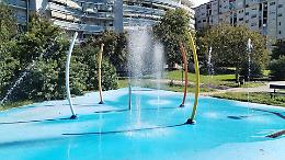 Il Comune sfida i vandali e ripara (di nuovo) i giochi d'acqua nel giardino dello spaccio