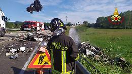 Paura sul camion, i rottami metallici vanno a fuoco: arrivano i pompieri