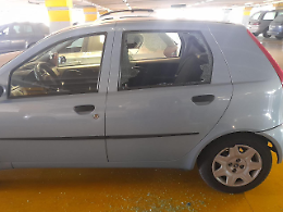 Tentano di bruciarle l’auto: «Ho paura, ora voglio andare via da qui»