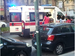 Barriera di Milano, caos nel dehors di un bar: volano sedie, urla e spintoni
